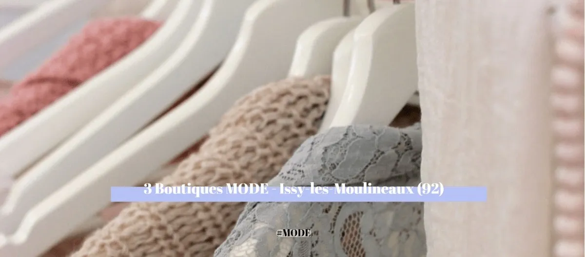 Vêtements en maille et dentelle suspendus à des cintres blancs dans une boutique de mode