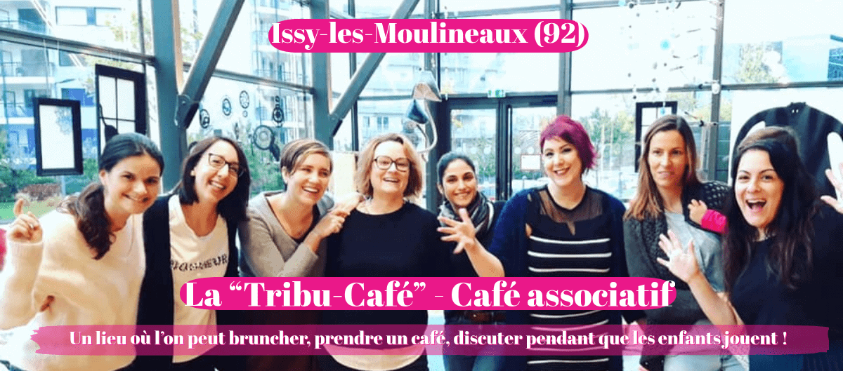 Groupe de femmes souriantes posant ensemble dans le café associatif Tribu Café à Issy-les-Moulineaux.