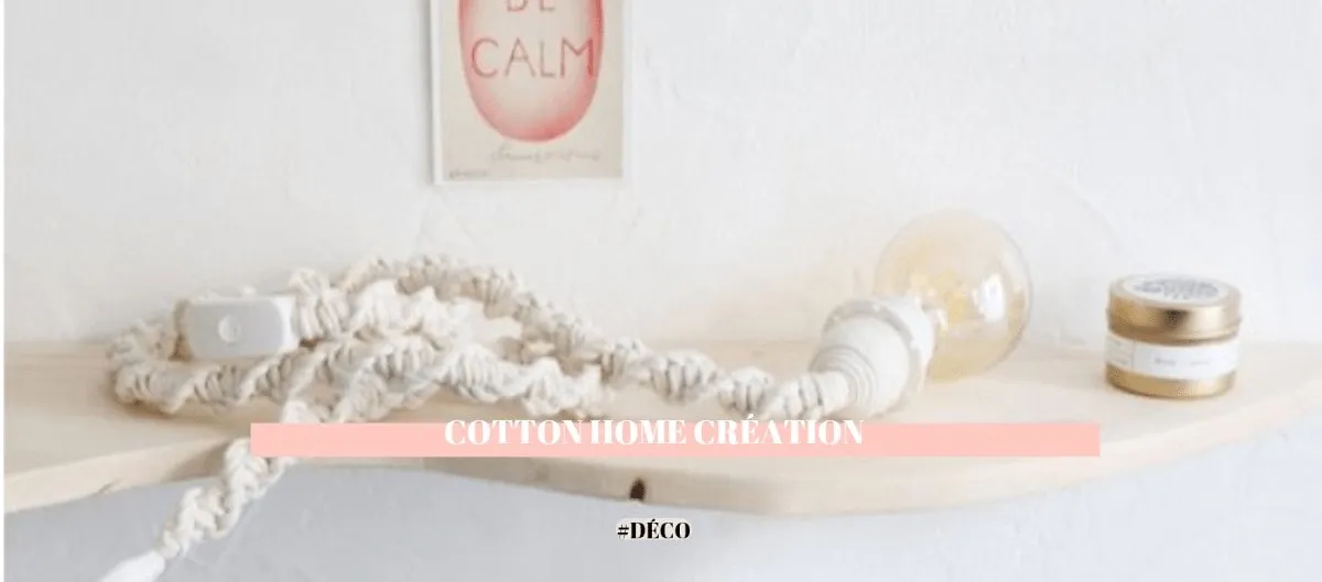 Suspension luminaire en macramé Cotton Home Création sur une étagère