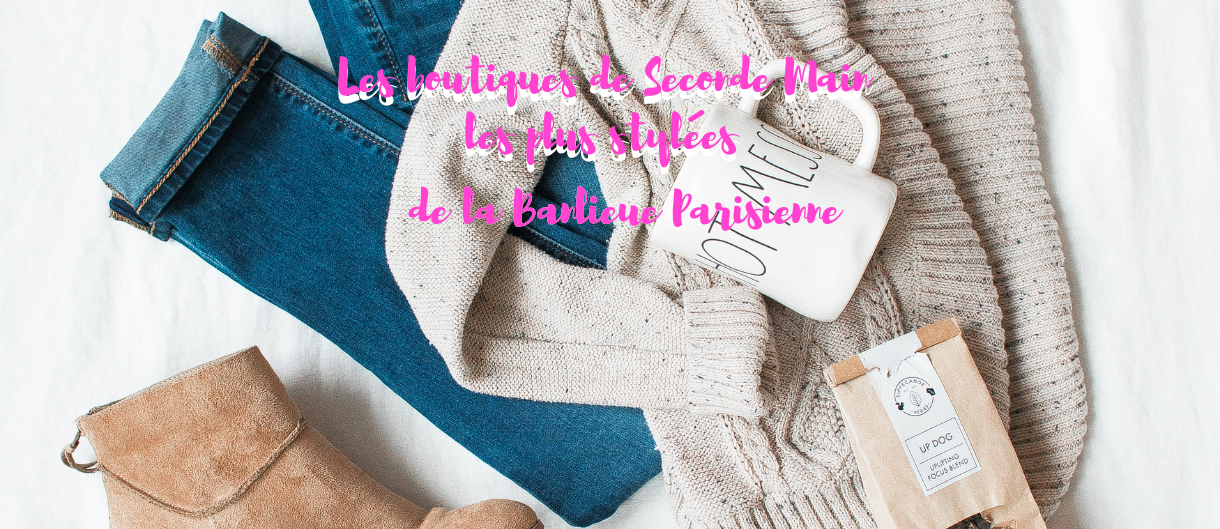 Composition à plat de vêtements avec un jean, un pull en maille crème, des bottines en daim et un mug
