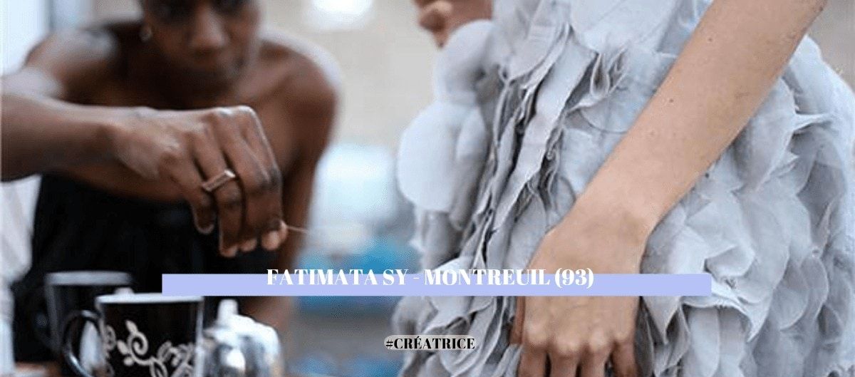 Fatimata Sy ajustant une robe à volants dans son atelier de Montreuil