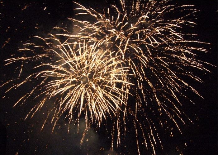 Feu d'artifice du 14 juillet en bord de l'eau en Île-de-France