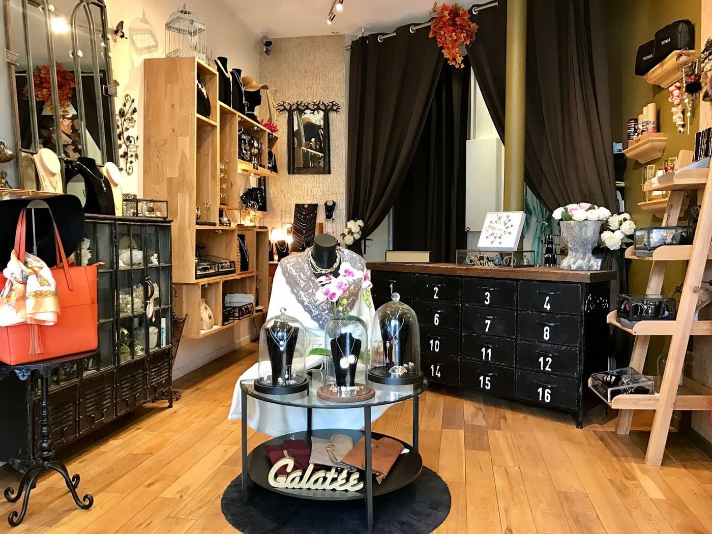 Façade de la boutique Galatée à Boulogne-Billancourt
