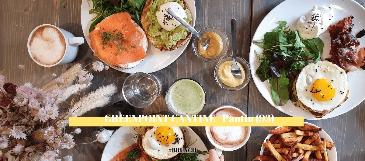 Brunch vu de dessus à la Greenpoint Cantine de Pantin : bagel au saumon, œufs, avocado toast et cafés.