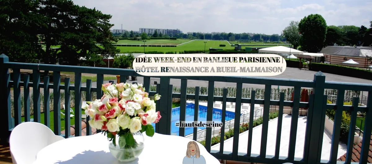Bouquet de roses sur la terrasse de l'Hôtel Renaissance surplombant la piscine et l'hippodrome de Rueil-Malmaison