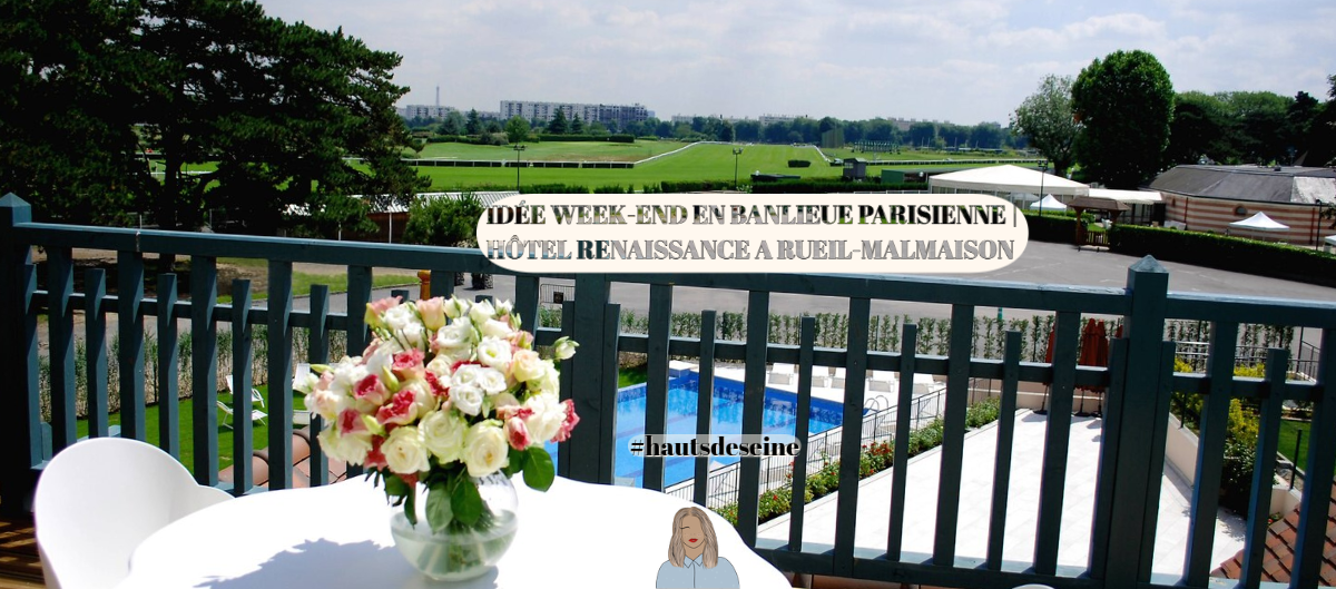 Bouquet de roses sur la terrasse de l'Hôtel Renaissance surplombant la piscine et l'hippodrome de Rueil-Malmaison