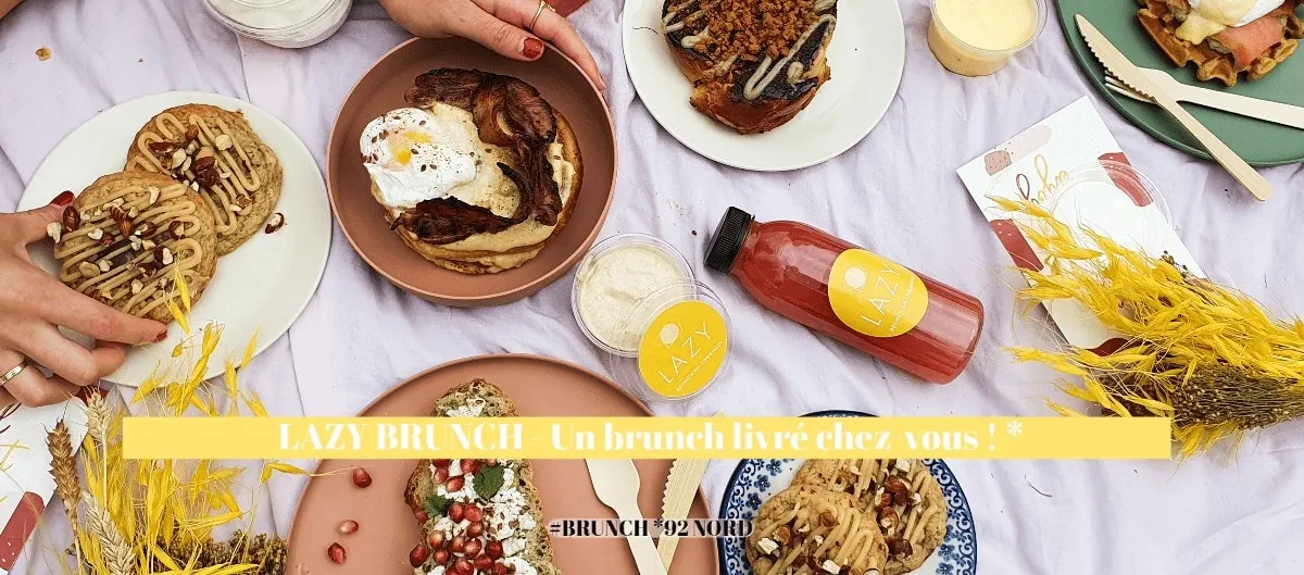 Assortiment de plats de brunch : pancakes, cookies, gaufres, tartines et jus de fruits de Lazy Brunch
