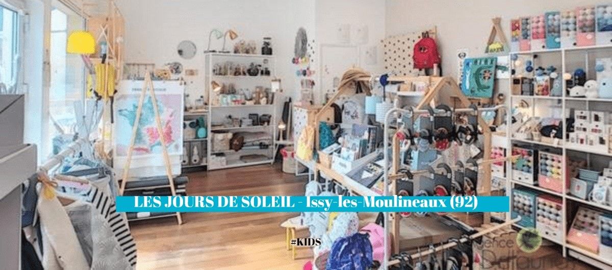 Intérieur de la boutique pour enfants Les Jours de Soleil, garnie de jouets et d'articles de décoration