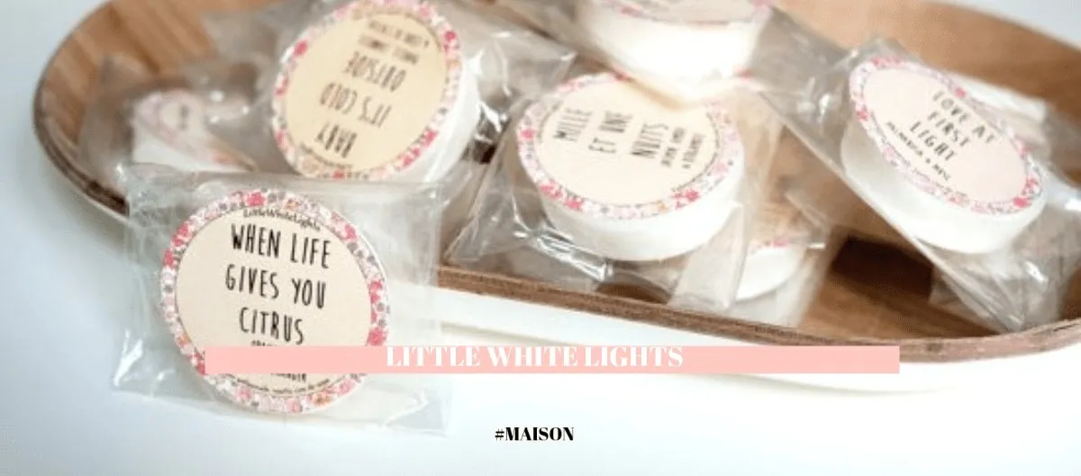 Galets de cire parfumés Little White Lights emballés sur un plateau en bois