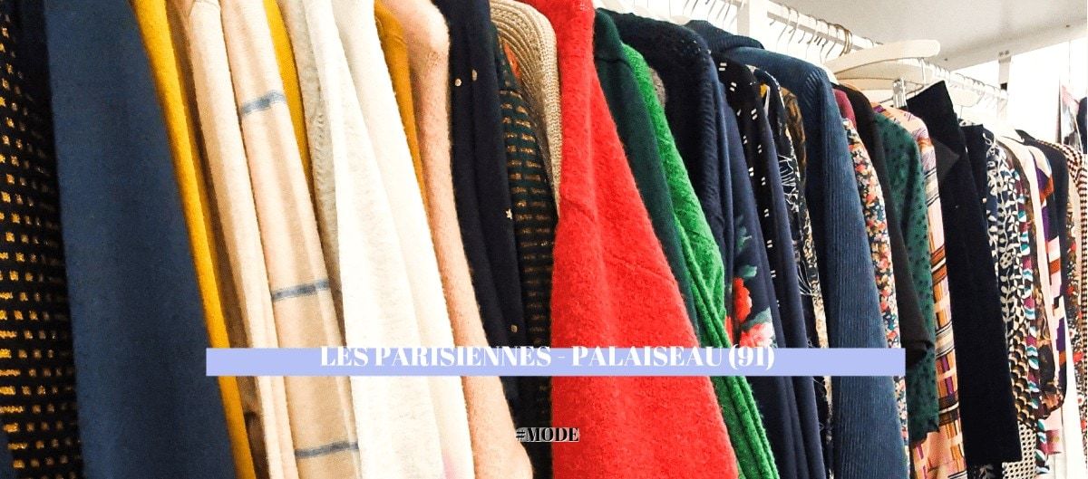 Portants de vêtements et pulls colorés dans la boutique Les Parisiennes à Palaiseau.