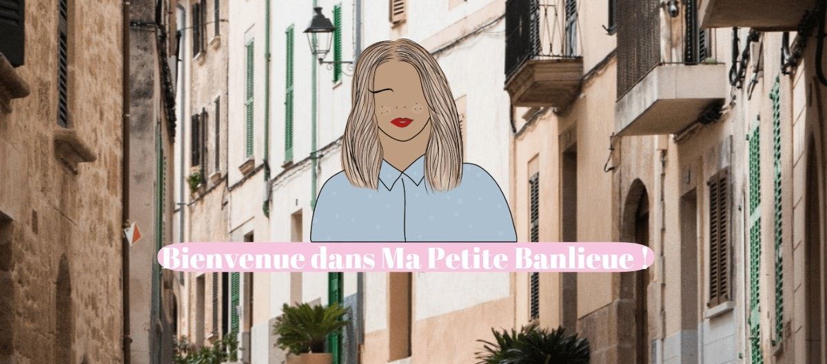Illustration d'une femme blonde en chemise bleue devant une ruelle bordée de maisons anciennes aux volets verts