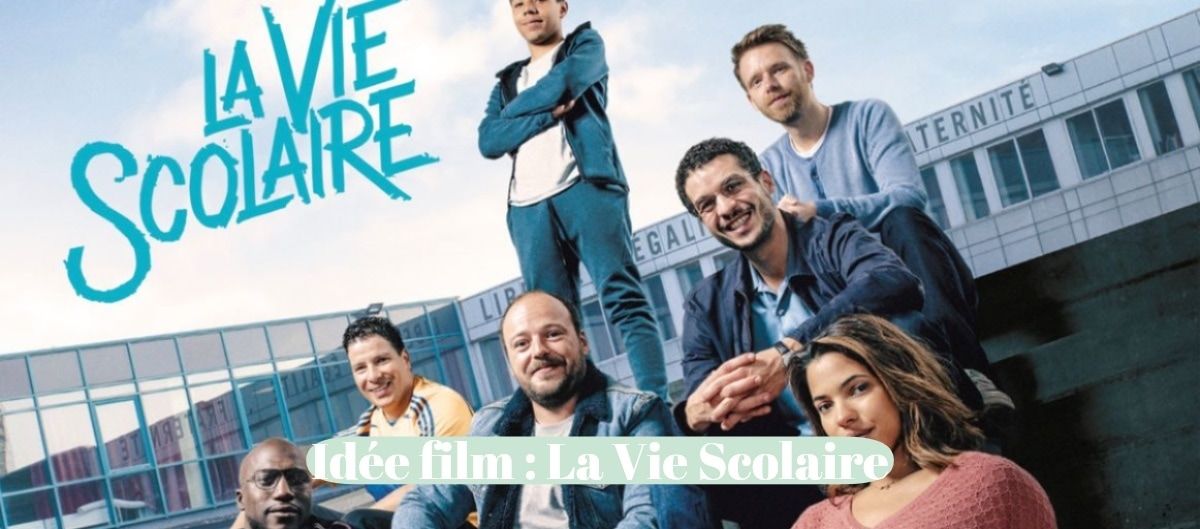 Affiche du film La Vie Scolaire montrant les acteurs réunis devant un lycée.