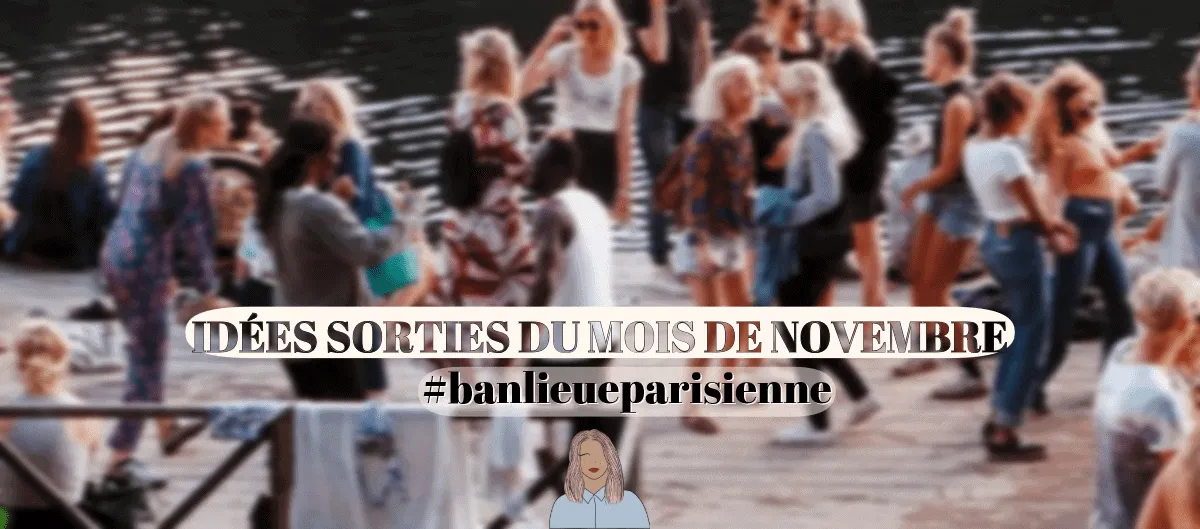 Une foule de personnes rassemblées au bord de l'eau lors d'un événement en plein air