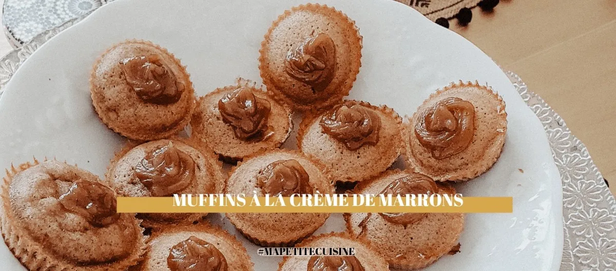 Muffins à la crème de marrons dressés sur une assiette blanche