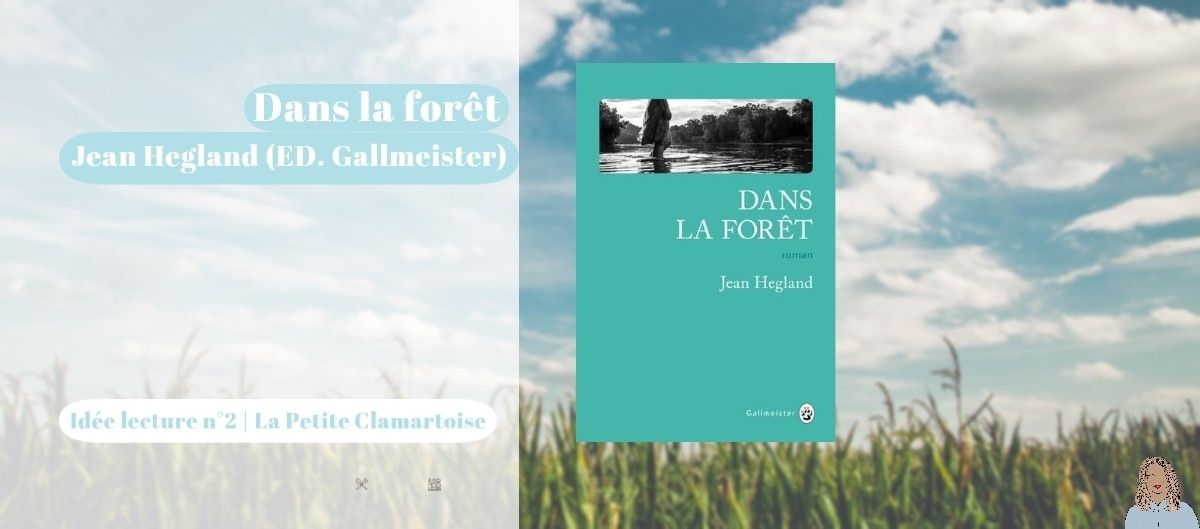 Le roman « Dans la forêt » de Jean Hegland posé devant un ciel bleu et des herbes hautes