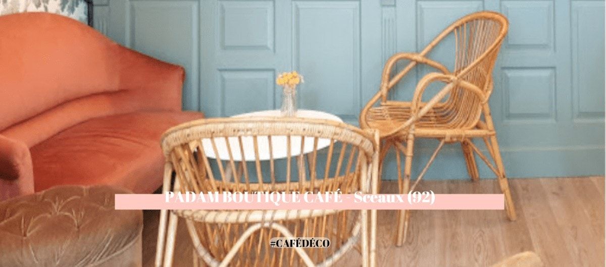 Fauteuils en rotin et canapé velours du Padam Boutique Café à Sceaux