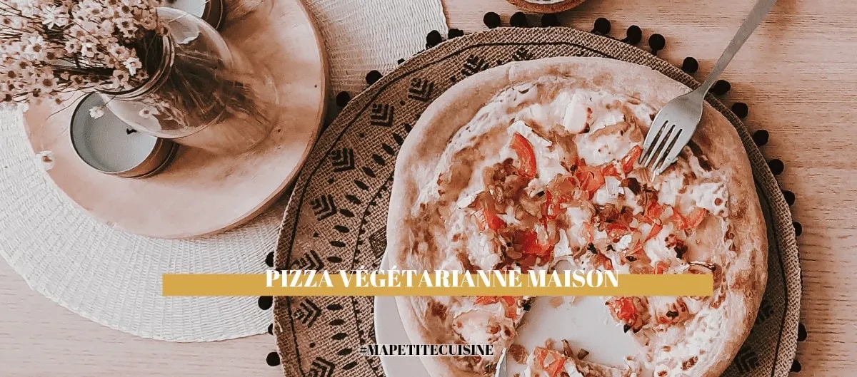 Pizza végétarienne maison servie sur un plat, vue de dessus