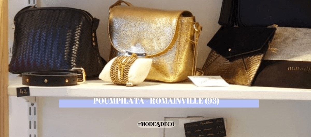 Sacs à main dorés et noirs et accessoires exposés sur une étagère de la boutique Poumpilata à Romainville