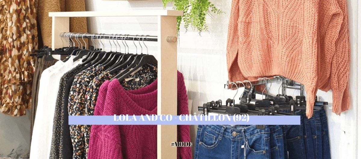 Portant de vêtements avec pulls colorés et blouses fleuries dans la boutique Lola and Co à Châtillon