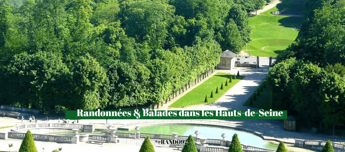 Vue en hauteur d'un parc à la française avec pelouses, allées d'arbres, topiaires et un bassin.