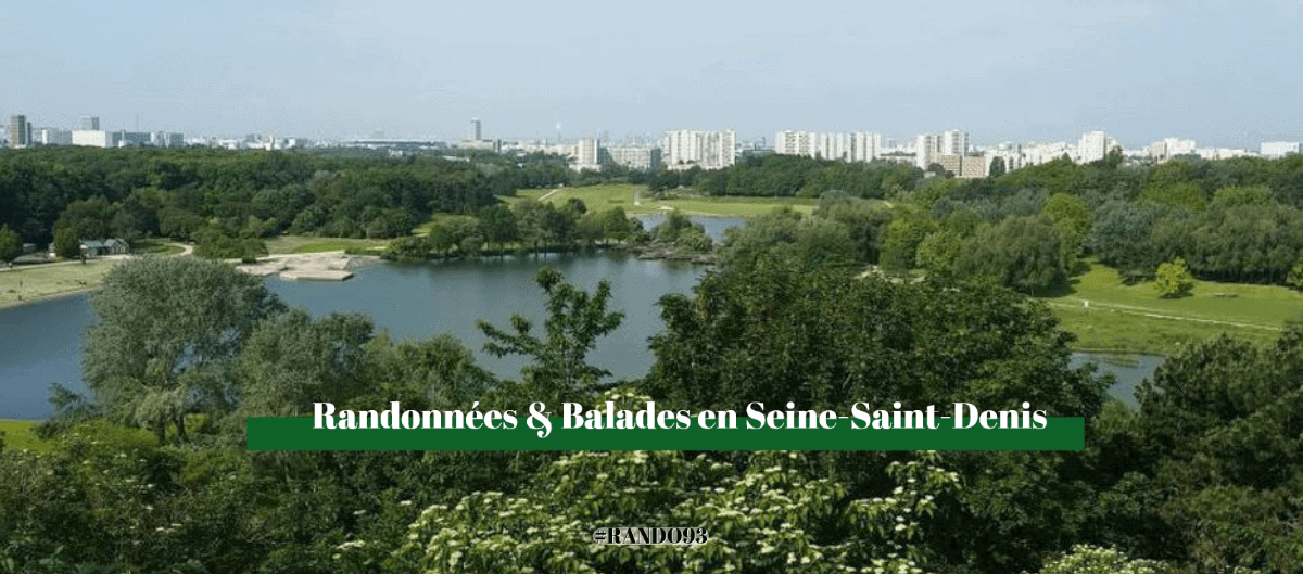 Vue panoramique d'un parc arboré avec un lac et des immeubles en arrière-plan en Seine-Saint-Denis