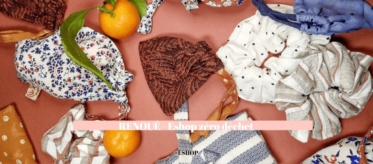 Chouchous et pochons en tissu à motifs variés disposés avec des oranges sur un fond terracotta