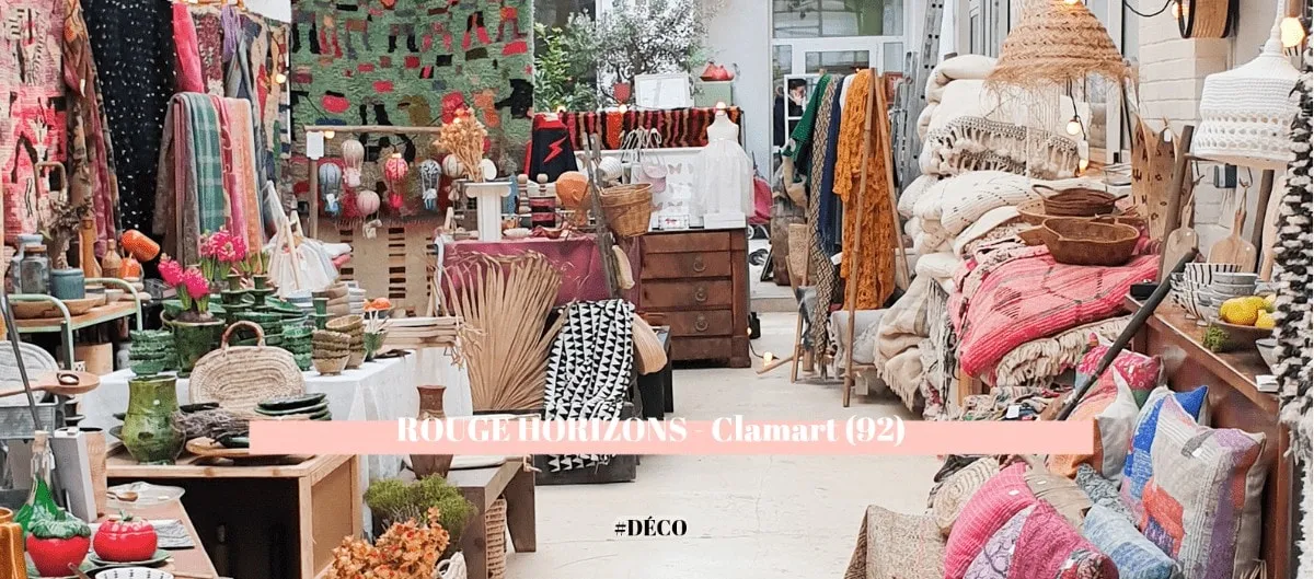Intérieur de la boutique déco Rouge Horizons à Clamart, rempli de textiles, poteries et objets bohèmes