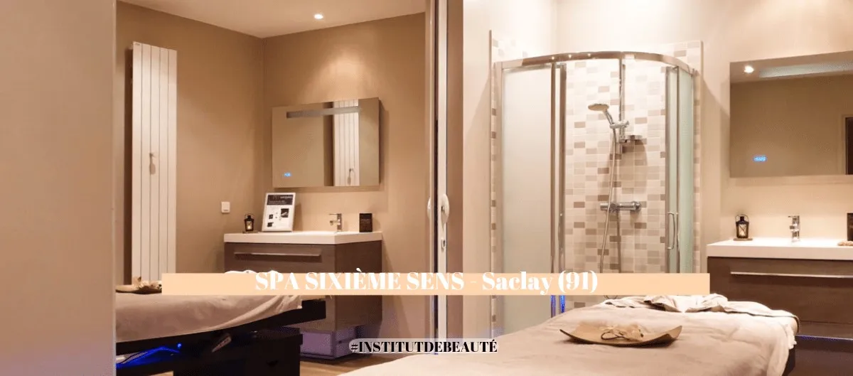 Cabine de soins du spa Sixième Sens avec tables de massage et douche à Saclay