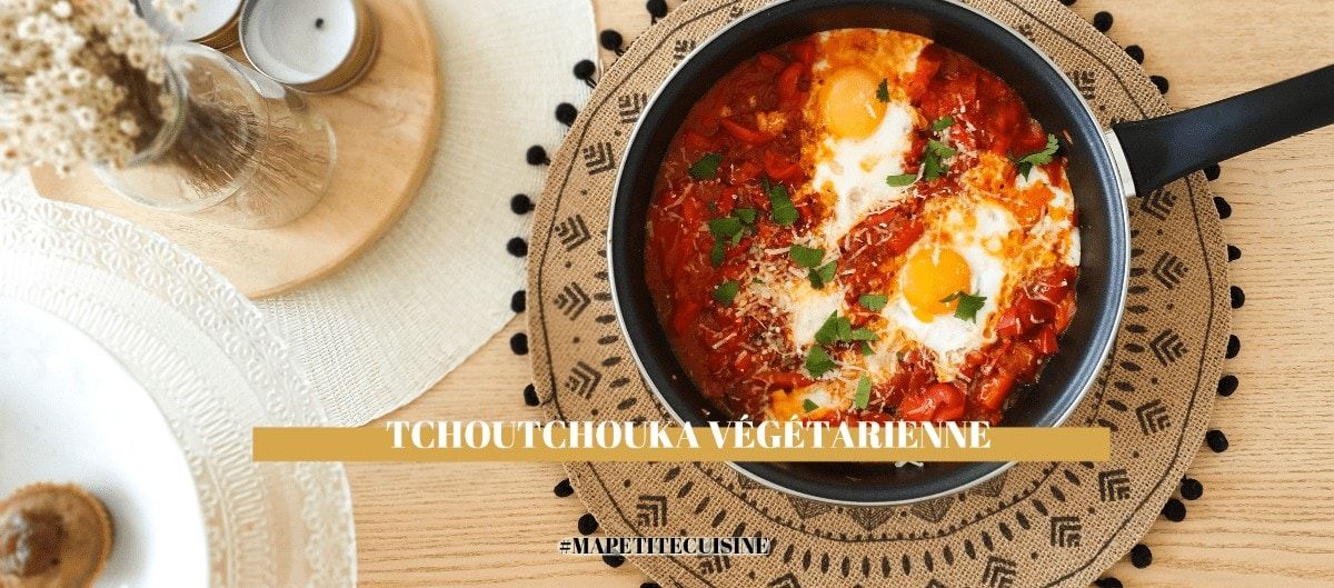Poêle de tchoutchouka végétarienne aux poivrons et tomates avec des œufs, garnie de coriandre