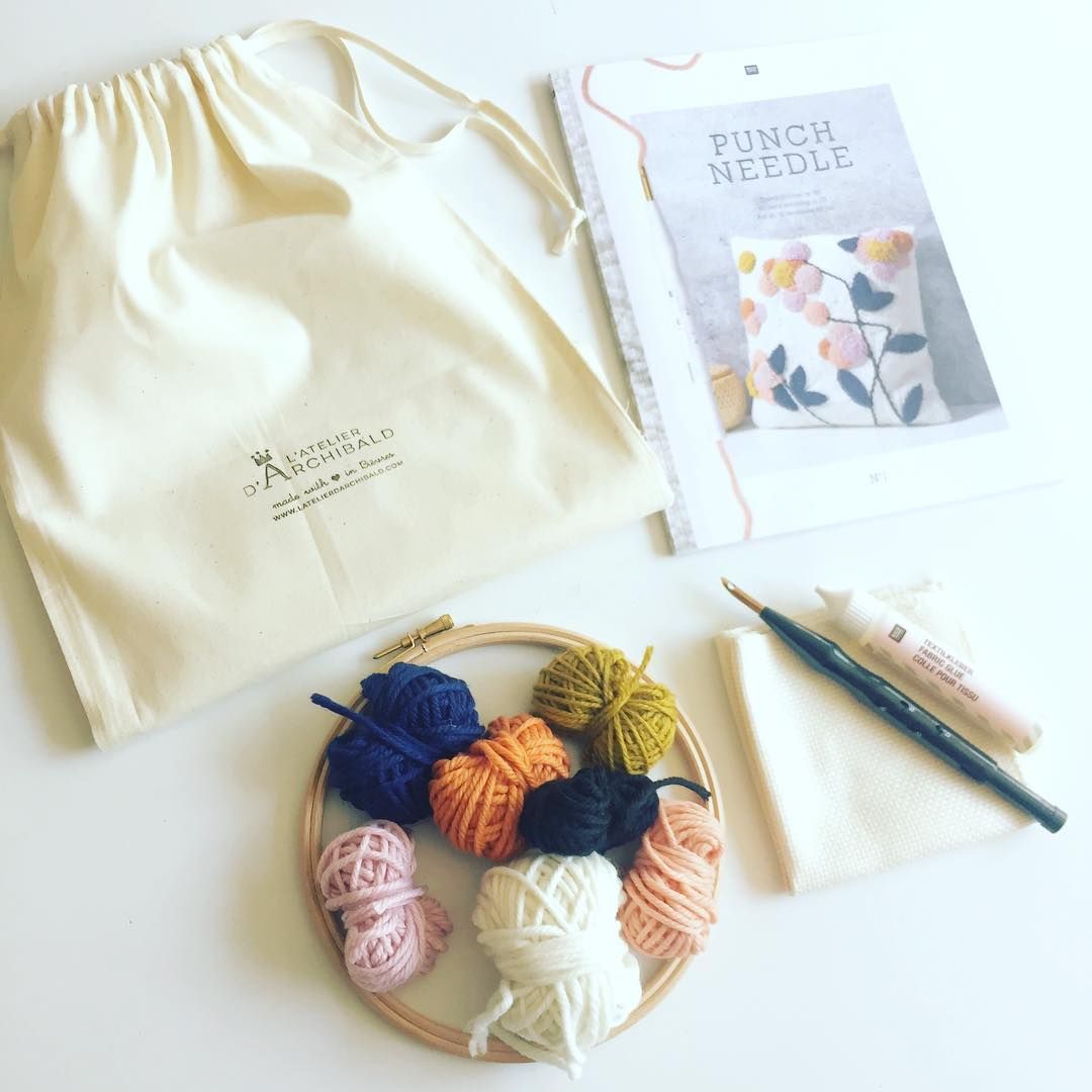 Kit de punch needle avec pochette en coton, pelotes de laine colorées, tambour et livret