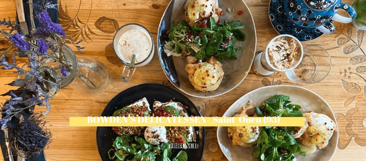 Brunch vu de dessus avec œufs pochés, salades et cafés lattes sur une table en bois
