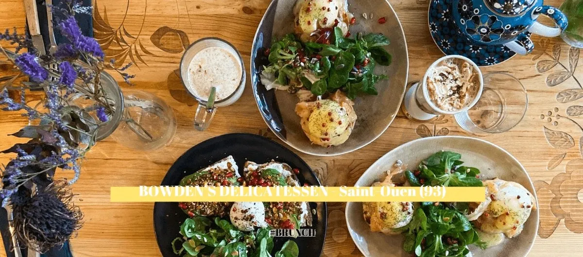 Brunch vu de dessus avec œufs pochés, salades et cafés lattes sur une table en bois