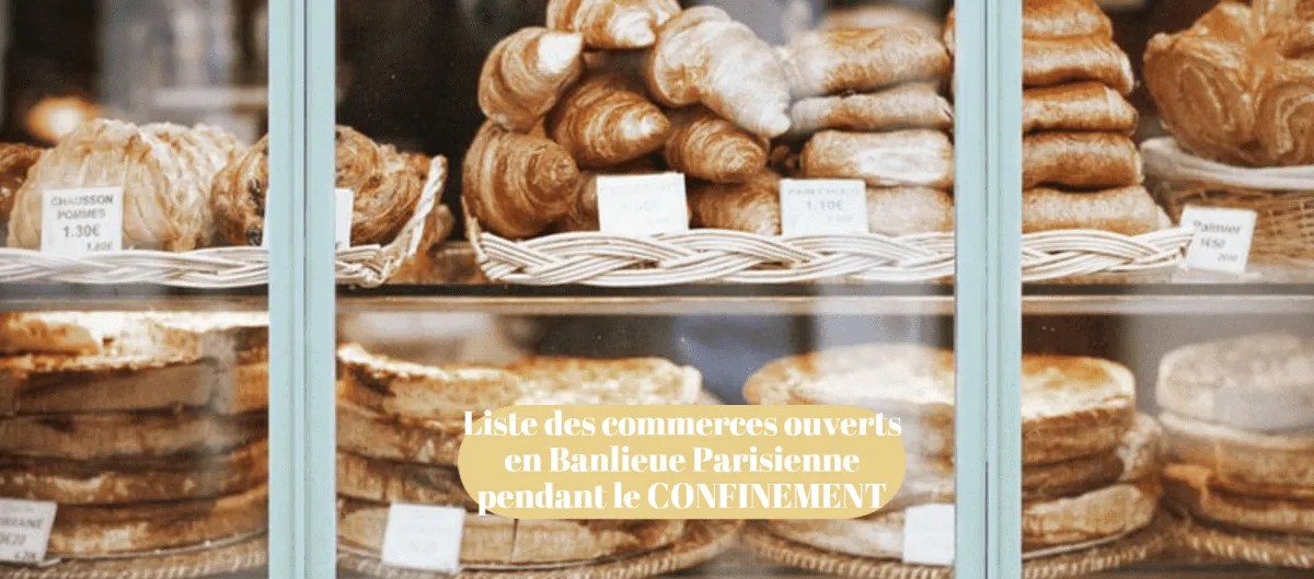 Vitrine de boulangerie garnie de croissants, pains au chocolat, chaussons aux pommes et tartes.