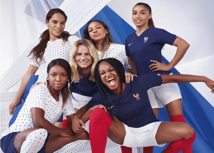 Six joueuses de l'équipe de France féminine de football posant en maillots bleus et blancs
