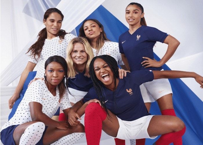 Six joueuses de l'équipe de France féminine de football posant en maillots bleus et blancs