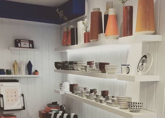 Étagères de vaisselle et de vases dans la boutique de décoration Dock'd co à Antony