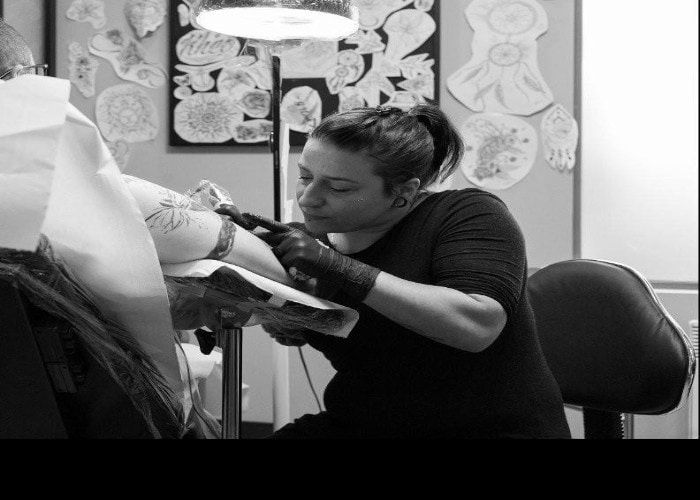 Sabrina tatouant une cliente dans son salon Feel'ink au Plessis-Robinson