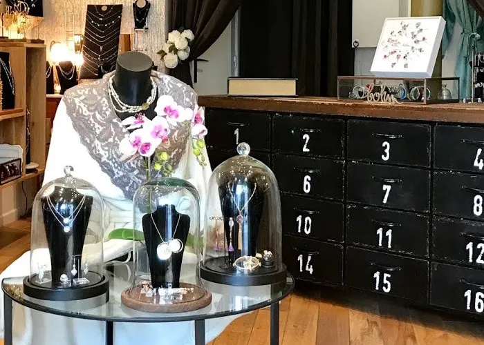Bijoux de créateurs présentés sous cloches en verre dans la boutique Galatée à Boulogne-Billancourt