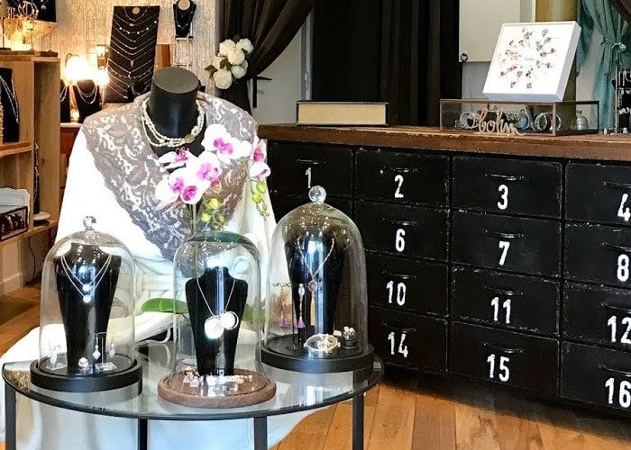 Bijoux de créateurs présentés sous cloches en verre dans la boutique Galatée à Boulogne-Billancourt