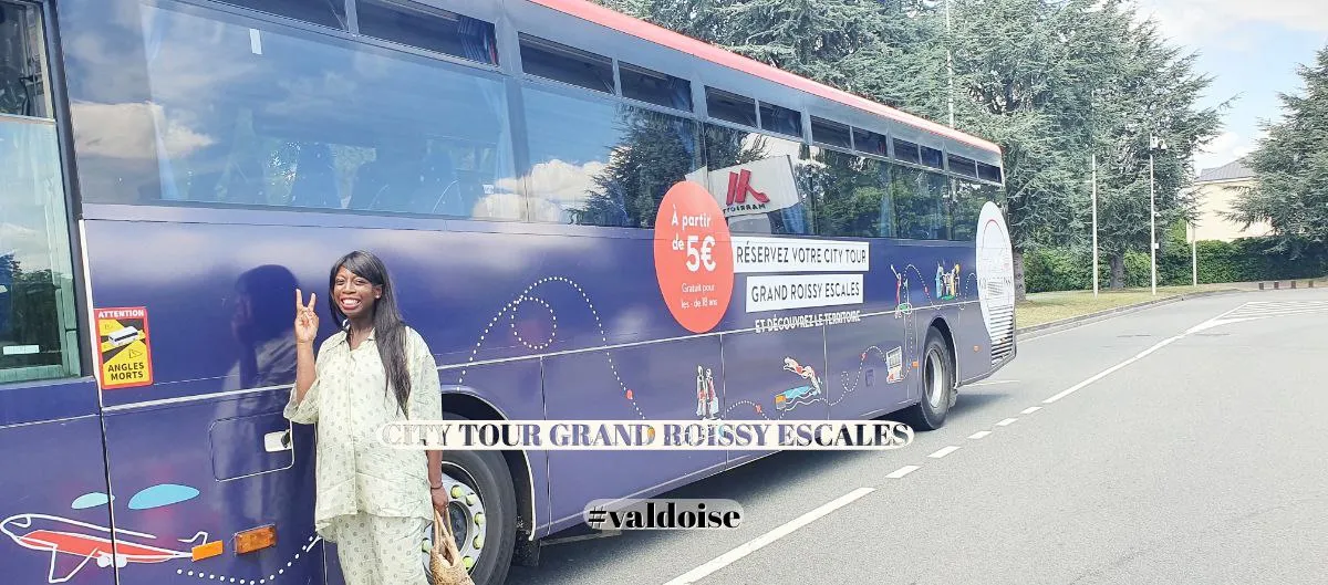 Une femme pose devant le bus violet du City Tour Grand Roissy Escales