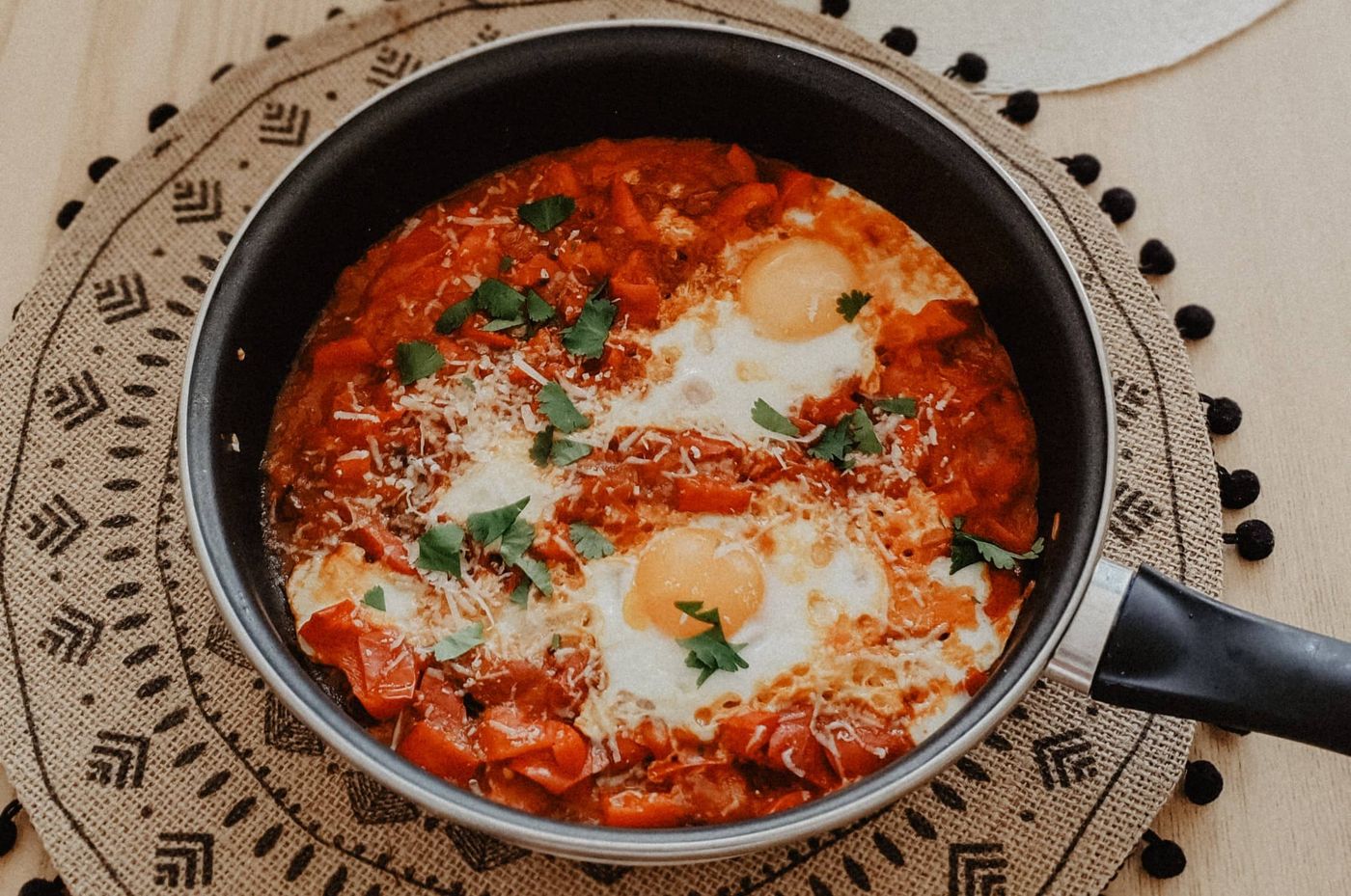 Tchoutchouka végétarienne servie dans un plat
