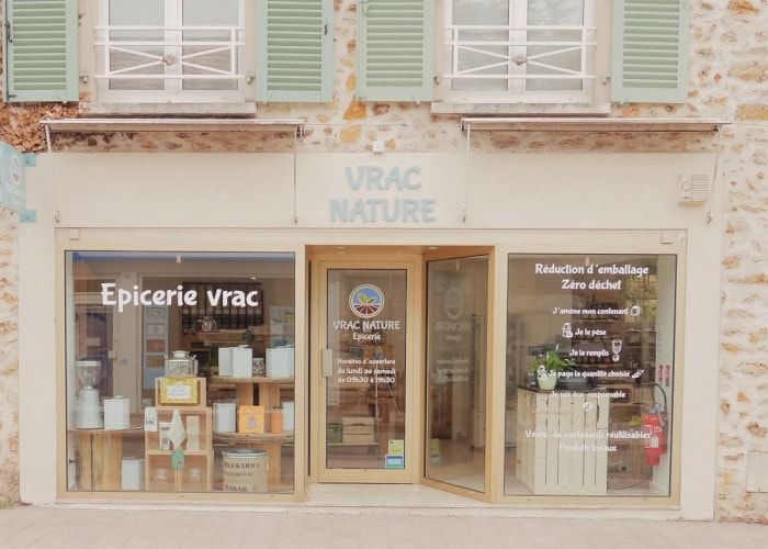 Façade de l'épicerie vrac Vrac Nature avec ses volets verts et sa vitrine